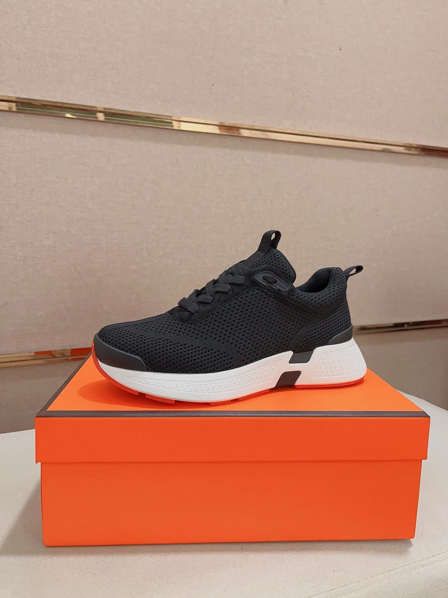 Factory price: 540💰《HERMES》【Classic Original Version】Hermès; Top 🔝 Purchasing Agency 🔍🔍Men's latest 🇺🇸 counters are on sale simultaneously, original imported from Italy ▲▲Silk cowhide with breathable fabric ▲▲ (high-end and expensive Qi·Grade) Exquisite workmanship (Italian 🇮🇹Imported water-dyed 🐂cowhide lining) Sole: Original sole provided by the original factory, ⚠️Exclusive double-layer activity·TPR·Rubber·Combined molded outsole; Super·comfortable·wear-resistant·non-slip·environmental protection The real thing is more beautiful if you take the real thing (high quality, follow the order), you can enter and exit the counter at will * Number of yards: 38·39·40·41·42·43·44# (can be customized 45.)
